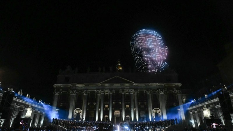 El rostro del papa Francisco apareció en el cielo del Vaticano